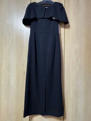 스나이델 케이프 원피스 블랙