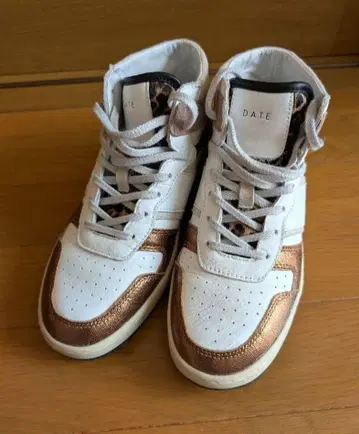 D.A.T.E. 화이트/브론즈 하이컷 스니커즈 송치