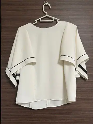 NOBLE 래더 라인 케이프 플레어 블라우스 화이트 2024SS