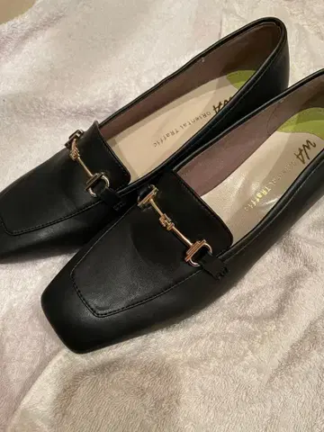 블랙 스퀘어토 펌프스 골드 버클