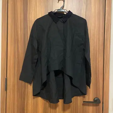 블랙 셔츠 벨벳 카라 부착