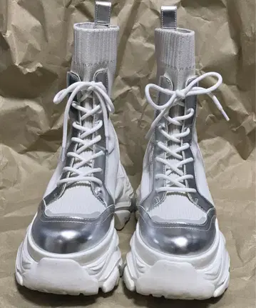 [새상품급] PAGEBOY 레이스업 삭스 부츠 화이트 L