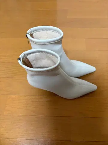 여성용 숏부츠 화이트 스틸레토 슬림 레그 심플 새상품