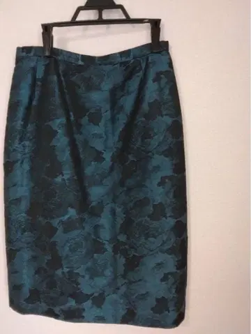 청록색과 블랙 꽃무늬 미디 스커트 하나에모리