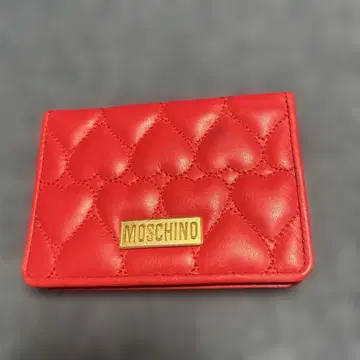 MOSCHINO 빨간색 하트형 퀼팅 패스 케이스