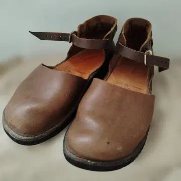 오로라슈즈 뉴 차이니즈 브라운 카키 원 스트랩 슈즈