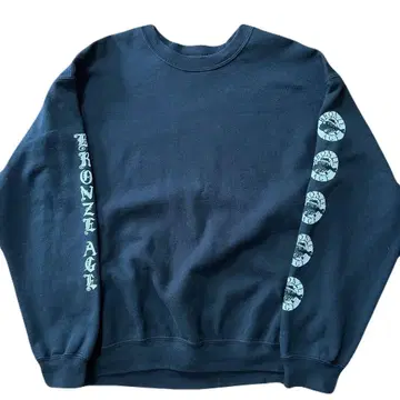 BRONZE AGE 블랙 맨투맨 소매 로고