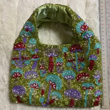 새상품급! ZARA 버섯 패턴 비즈 자수 백