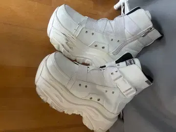 YOSUKE 화이트 하이컷 통굽 부츠