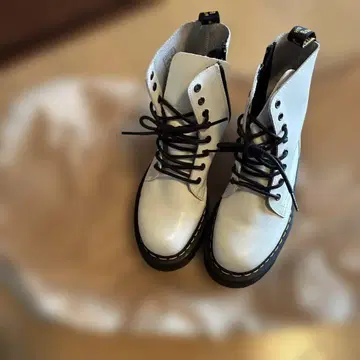 Dr. Martens 화이트 하이컷 부츠
