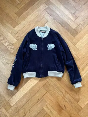 스카잔 네이비 스컬 자수 벨벳 점퍼