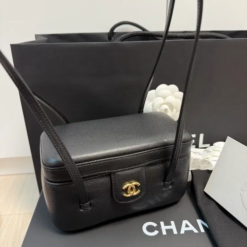 샤넬 (새상품 )샤넬 26 프레피코코 베니티 미니백 블랙 금장 사진 1