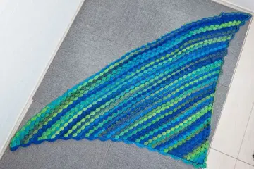 청록색 그라데이션의 삼각형 숄