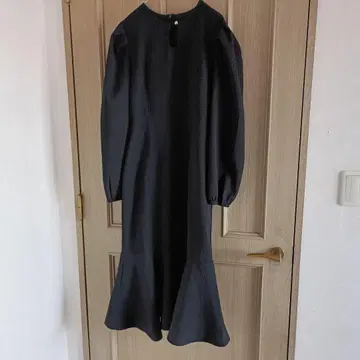 PELLICULE 퍼프 슬리브 머메이드 원피스 블랙