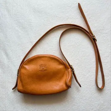 정품 IL BISONTE 일비종떼 하프문 초승달형 스테디셀러 천연 가죽