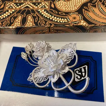 섬세한 은선 세공의 [ 필리그리 부케 브로치 (Michiko 모델) ]