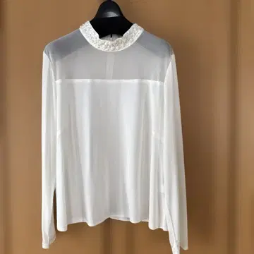 레마롱 비즈 장식 화이트 긴팔 상의 46 사이즈