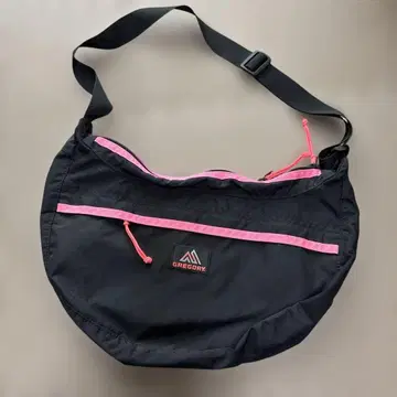 GREGORY 숄더백 블랙/핑크