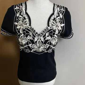 비비안 탐 블랙 자수 반팔 T셔츠