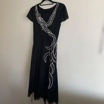 비비안 탐 파워넷 자수 블랙 플레어 원피스 1