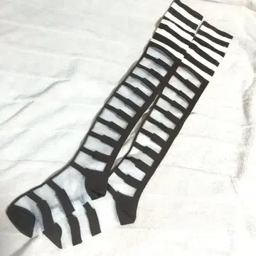 피아노 건반 블랙과 화이트 스트라이프 롱 삭스