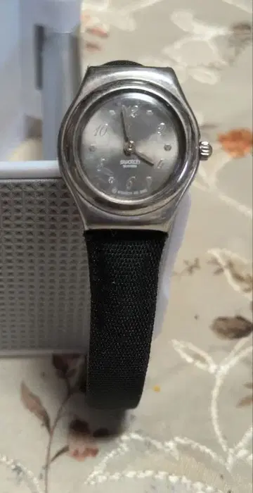 Swatch SVW168 아날로그 손목시계