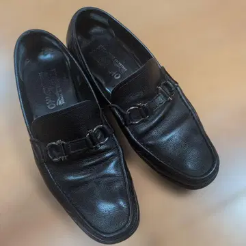 FERRAGAMO 블랙 가죽 로퍼 버클 포함
