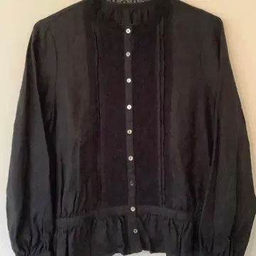 네스트로브 린넨 레이스 사용 절개 프릴 오버 블라우스