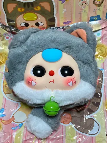 고양이 귀 디자인의 봉제 인형