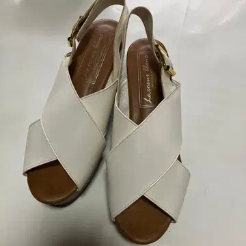 르 쿠르 블랑 화이트 크로스 스트랩 샌들 가죽