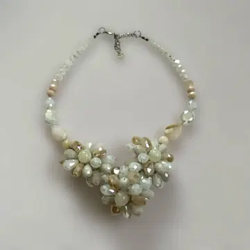 플라워 모티브 비즈 목걸이 ( 화이트 x 베이지 )