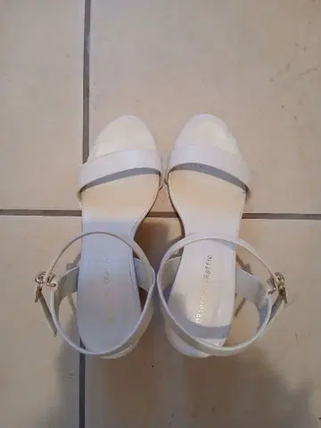 오리엔탈 트래픽 힐 샌들 화이트