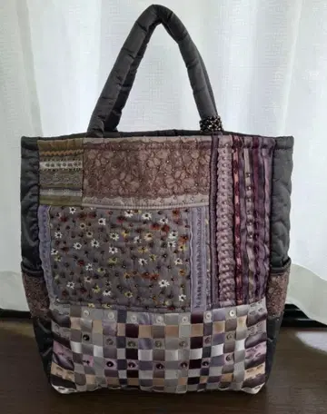비즈, 리본이 장식된 패치워크 토트백