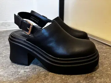 MOHI 블랙 슬링백 샌들 통굽