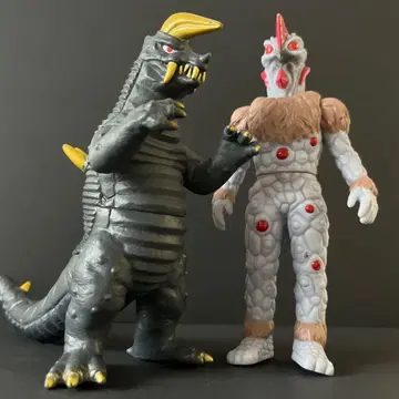 돌아온 울트라맨에 등장하는 너클 외계인 블랙킹 소프트 비닐 2체 세트