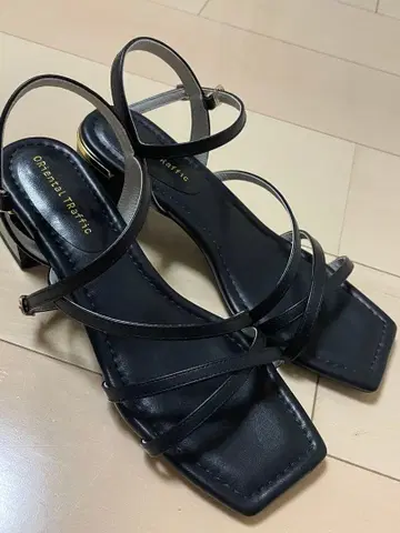 오리엔탈 트래픽 크로스 스트랩 통굽 플랫 샌들