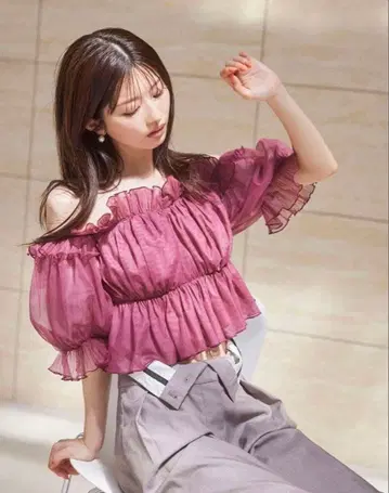 snidel Sustainable 개더 오프숄더 블라우스