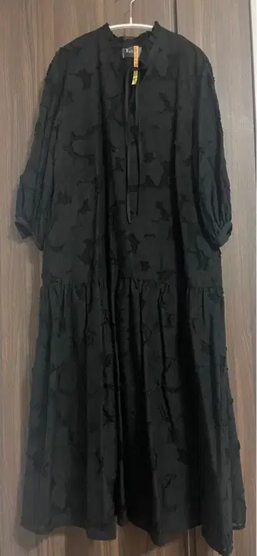 Ballsey 블루컷 자카드 프릴 넥 개더 원피스 블랙