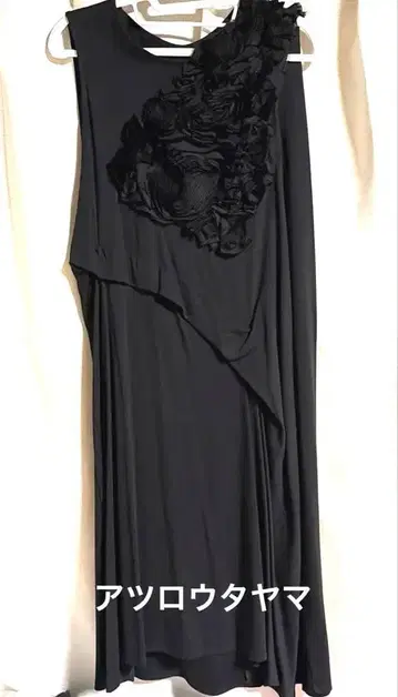 아츠로 우타야마의 엘레강트 블랙 드레스 디자인 원피스 플라워 모티브*