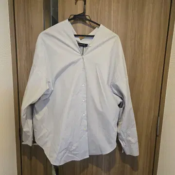 미즈이로 인드 라이트 그레이 V넥 셔츠