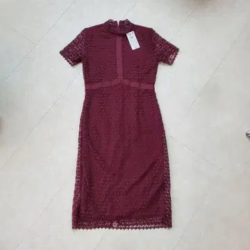 reserved 버건디 레이스 자수 원피스 무릎 기장 결혼식