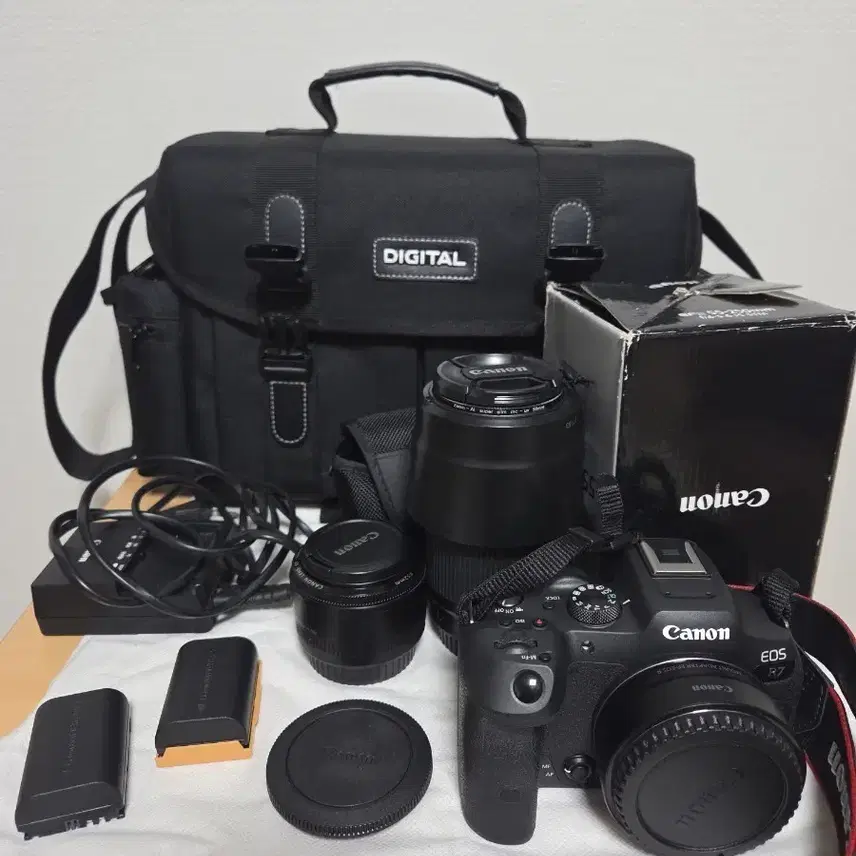 캐논 EOS R7 카메라 본체와 렌즈 2개, 가방 포함