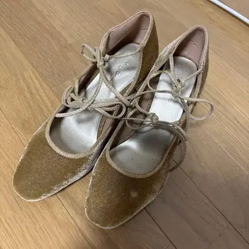 골드 벨벳 리본 발레리나 펌프스