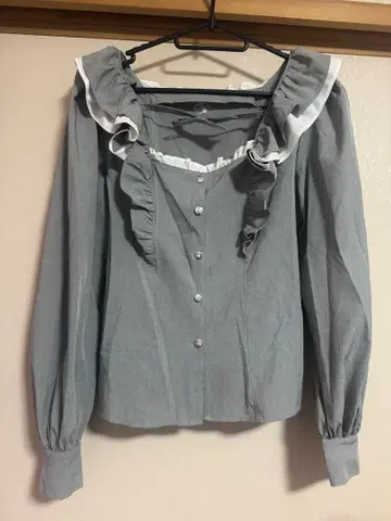 Melsick 프릴 스퀘어 블라우스 그레이 프리 사이즈 LAFARY