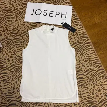 JOSEPH(조셉) 깔끔한 하이넥 슬리브리스 티셔츠