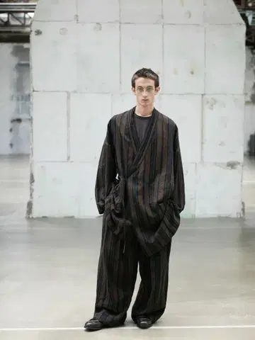 ZIGGY CHEN 24SS 스트라이프 로브