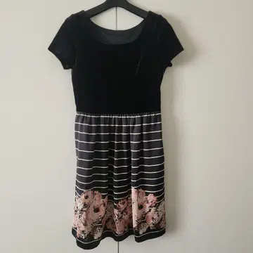 블랙 벨벳 드레스 플로럴 프린트