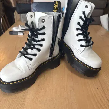 닥터마틴 8홀 롱 통굽 부츠