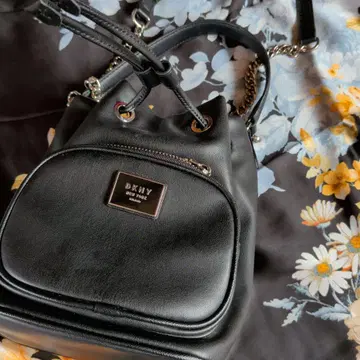 DKNY 블랙 복조리형 숄더백