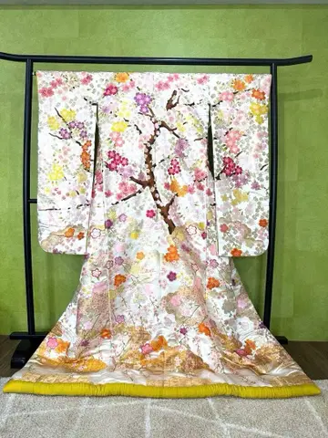 화이트 베이스 벚꽃 패턴 안쪽은 세련된 겨자색 이로 우치카케 결혼식